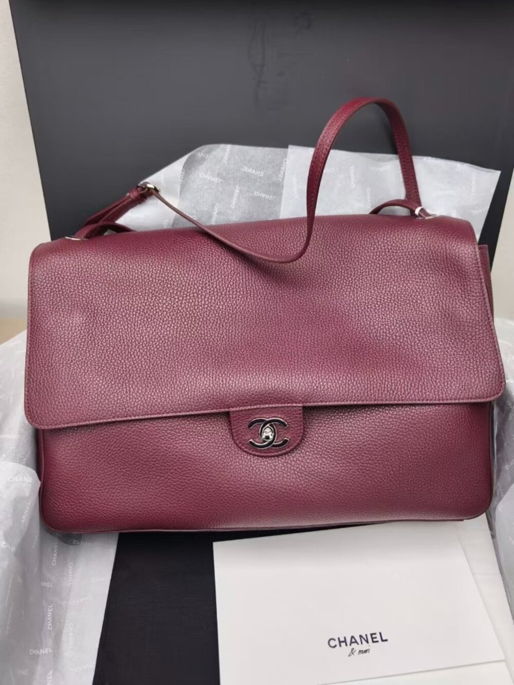 Classic CHANEL Bags: A Stylish and Versatile Choice for Elegance - Picture 4 of 6